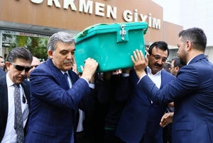 Abdullah Gl cenazeyi omuzlad