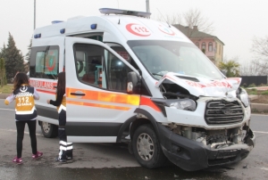 Ambulansla kamyon arpt: 1 yaral