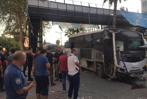 Adana'da evik kuvvet servisine bombal saldr