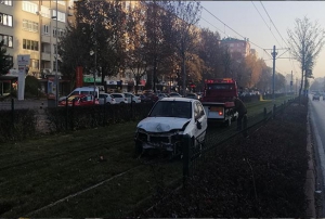 Direksiyon hakimiyeti kaybolan otomobil tramvay yoluna girdi