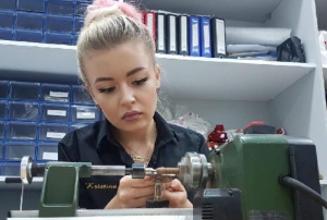 Ukranyal eski model Khrystyna, Kayseri'de tespih retiyor