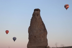 Kapadokyada balonlarn gkyznde enlii balad