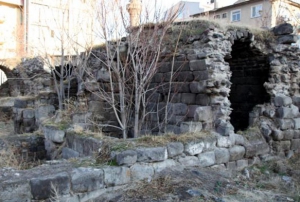 Kayseri'de tarihi medrese harabeye dnd