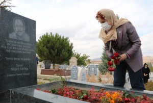 Akener, Neet ve Babas Muharrem Erta'n mezarlarn ziyaret etti