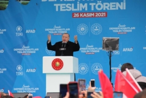 Cumhurbakan Erdoan deprem konutlarn teslim etti