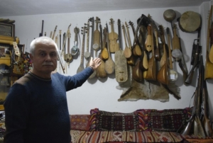 35 yıldır topladığı çalgılar ile evin bir odasını müze yaptı