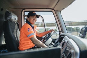 Süpürge kamyonunda kadın şoför