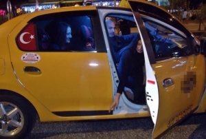 Uygulamaya takılan taksideki genç kız ile polisin sabır sınavı