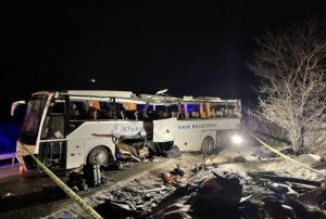 Cenaze yaknlarn tayan yolcu otobs devrildi: 2 l, 27 yaral
