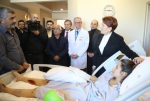 Akener, Adana'da depremde yaralananlar ziyaret etti