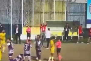 Kadın hakem itekledi, futbolcu defalarca yuvarlandı
