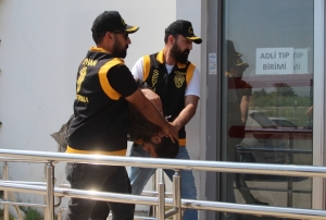 Genç kadını evinin önünde bıçakladı