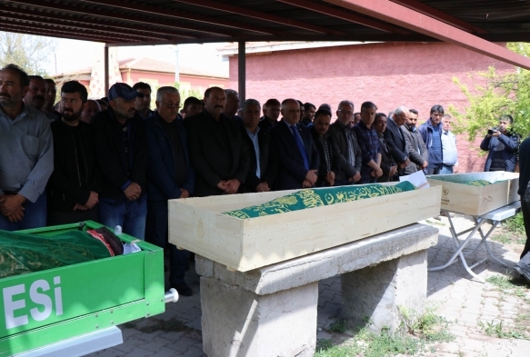 Adana'da hayatn kaybeden baba ve 3 ocuu Kayseri'de topraa verildi