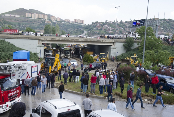 Ankara'da sel arabalar srkledi