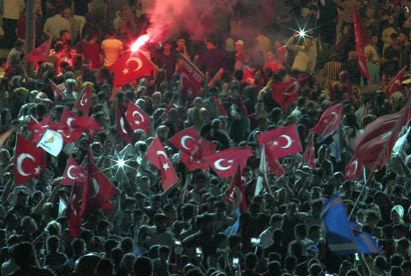 Cumhuriyet Meydann da davullu zurnal kutlama