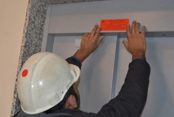  Krmz renkli bilgi etiketi ilitirilmi asansrler kullanlmamal