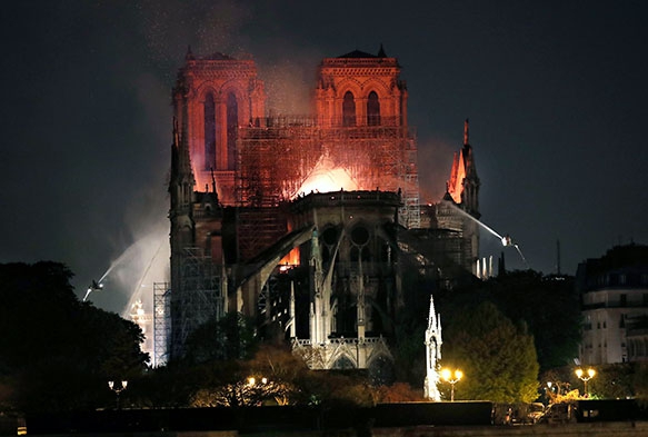 Fransada Notre Dame yangn tm dnyay zd
