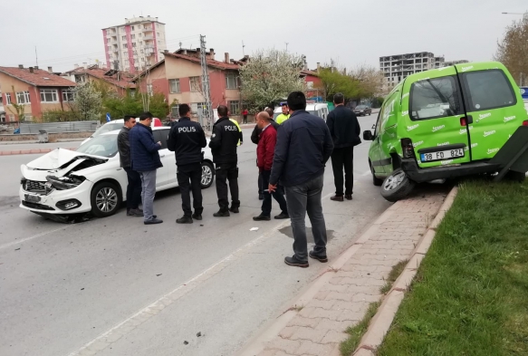 Kayseri'de otomobiller arpt: 3 yaral