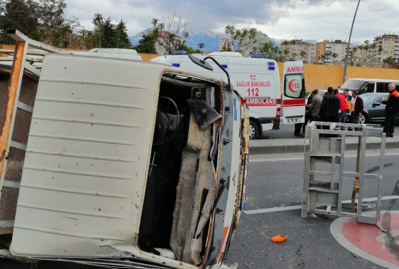 Kayseri'de devrilen kamyonetin srcs yaraland