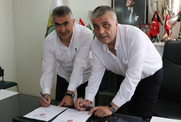 Akhisarspor, Teknik Direktr Mehmet Altparmak ile szleme imzalad