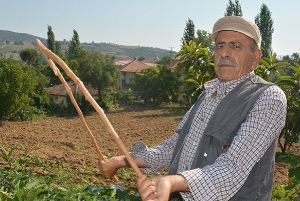 Bir dut dalıyla tarlaları suya kavuşturuyor