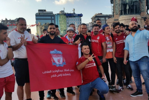 Liverpool ve Chelsea taraftarlar Taksimde topland