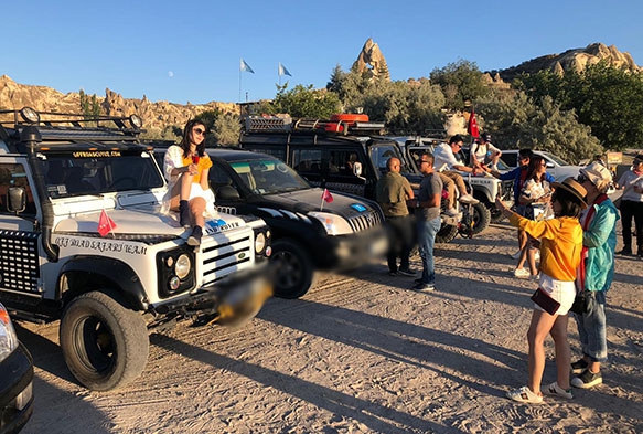 inli turistler Kapadokya'da safari yapt