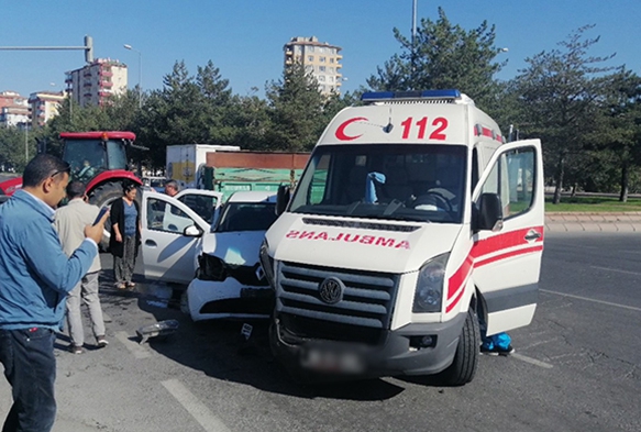  Kayseri'de hasta tayan ambulansa otomobil arpt: 6 yaral