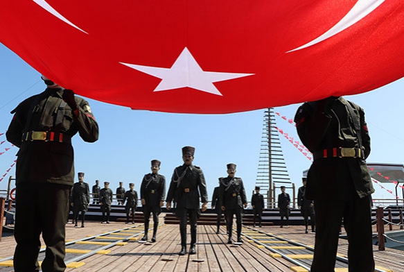 Atatrk' temsil eden bayrak karaya karld