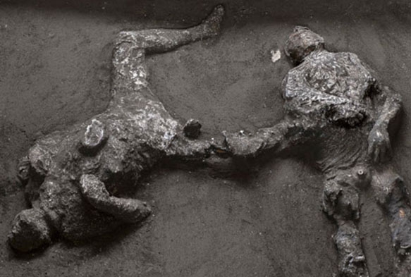 Pompeiideki kazda efendi ve klesinin kalntlar bulundu