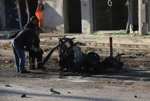 Polis merkezi nnde bomba ykl ara patlad!