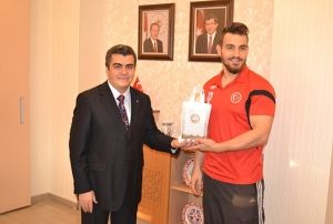 Altn kemer kazanan sporcuya validen dl