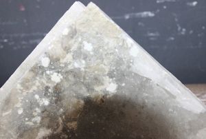 Elektromanyetik radyasyonu krmak iin bilgisayar yanna kaya tuzu