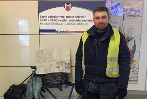 Bilet paras iin bisikletini havalimannda sata kard
