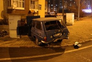 Duran otomobile arkadan arpt
