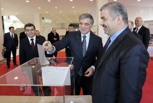 Abdullah Gl, ayann tozuyla oyunu kulland