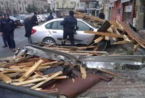 100 kilometre hzla esen rzgar atlar uurdu!