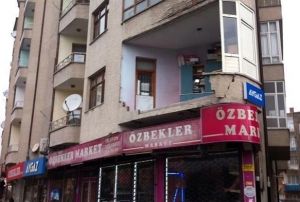 iddetli rzgar evin balkon duvarn