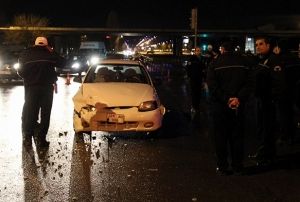 Krmz k ihlali yapp, polis aracna arpt