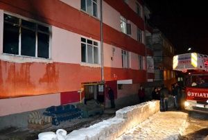 3 katl apartmanda kan yangn korkuttu