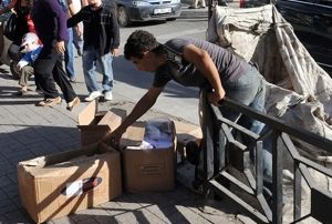 Piyasaya srlen kadn te biri pten toplanyor