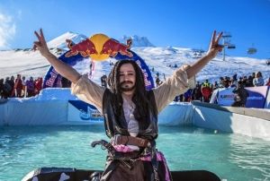 Erciyes'te buz gibi suya meydan okudular