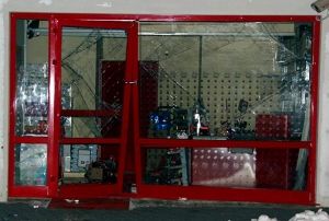 Arabayla kapsn krdklar marketi soydular