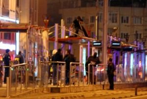 Tramvay duranda tinerli intihar giriimi