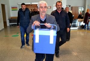 Kardeinin organlarn eliyle teslim etti