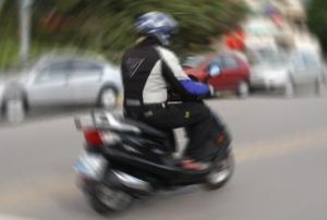 Kpekler motora atlayp srcye saldrd