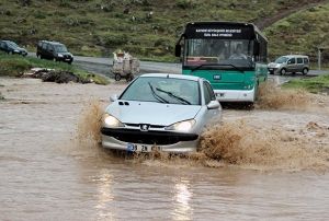iddetli yamur caddeleri gle evirdi