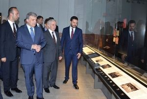 Abdullah Gl adn tayan mzeyi ziyaret etti