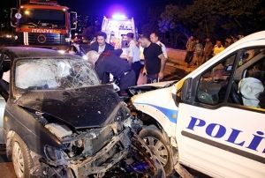 Polis arac ile otomobil arpt:1'i polis 3 yaral