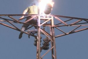 Elektrik akmna kaplarak can verdi!